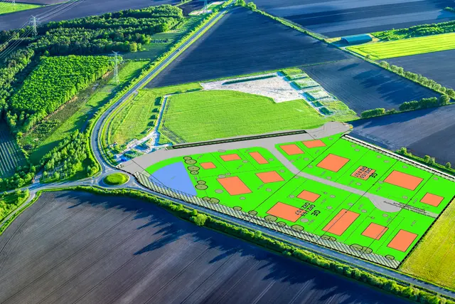 Hier am Rande der K30 entsteht der neue Stader Gewerbepark. Die eingefügte Karte zeigt, wie die Grundstücke zugeschnitten werden könnten. Darüber soll der Surfpark gebaut werden. Die Norderneyer Straße trennt beide Flächen | Foto: Martin Elsen/nord-luftbilder.de / Projektentwicklung Stade