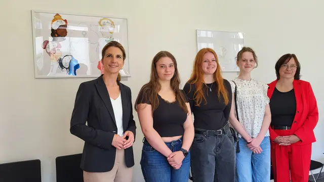 Sie freuten sich, diese besondere Ausstellung eröffnen zu können: Amtsgerichts-Direktorin Dr. Astrid Hillebrenner (v. li.), Leonie Thiemann, Dara Becker, Moa Behn und Lehrerin Nicole Wiegand-Hellwig | Foto: sh