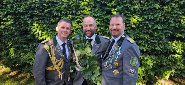 Der Hittfelder Regent Timo Röntsch (Mi.) mit seinen Adjutanten Jörg Hartmann (li.) und Sebastian Winter | Foto: SV Hittfeld