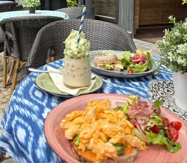 Das Nima Coffee setzt auf Vielfalt: Neben selbst gebackenem Sauerteigbrot gehören auch Fluffy Pancakes, Matcha-Spezialitäten und Smoothies aus echten Früchten zum Angebot | Foto: Nima Coffee