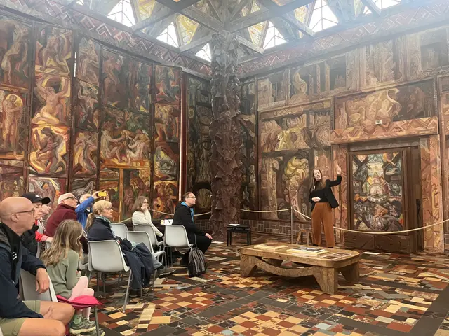 Die Künstlerische Leiterin des Museums, Katharina Groth, bei der Führung „Öffnung der Triptychen“ | Foto: Museum Kunststätte Bossard