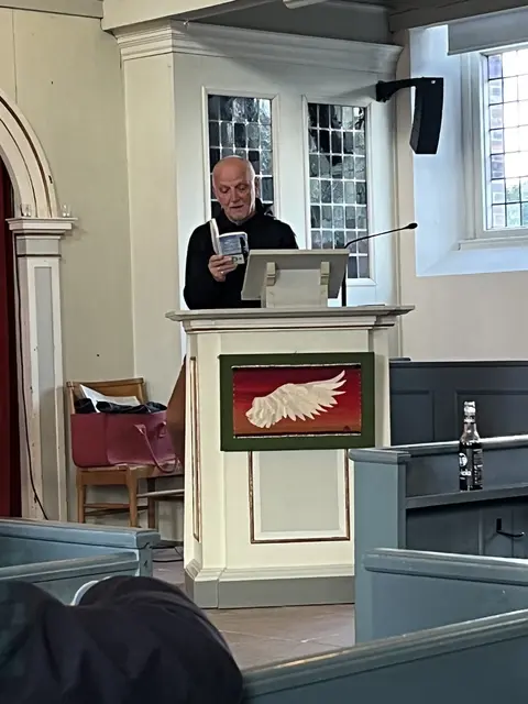 Ralf G. Poppe liest in der "Kirche Zum guten Hirten" auf Krautsand | Foto: Marko Hohmeister