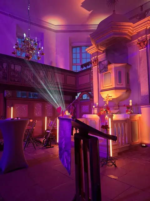 Eine stimmungsvolle Beleuchtung sorgt insbesondere in der dunkleren Jahreszeit für eine schöne Atmosphäre in der St. Marienkirche Himmelpforten