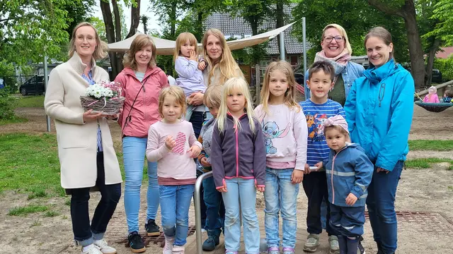 Hauptorganisatorin Ivonne Dentgen (v. li.) wurde herzlich gedankt von Janet Gleisberg, Kristin Becker, Julia Geertz und Christine Nguyen, dazu einige glückliche Kinder | Foto: sh