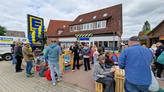 Bei Bratwurst und Getränken konnten sich Interessierte einen Eindruck vom neuen Markt verschaffen | Foto: Edeka Meyer