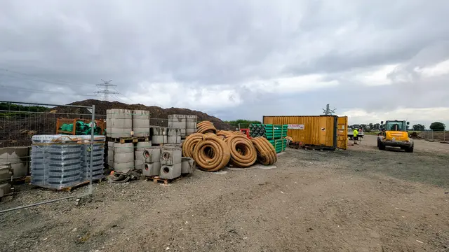 Auf dem Gelände lagert bereits jede Menege Baumaterial | Foto: jd