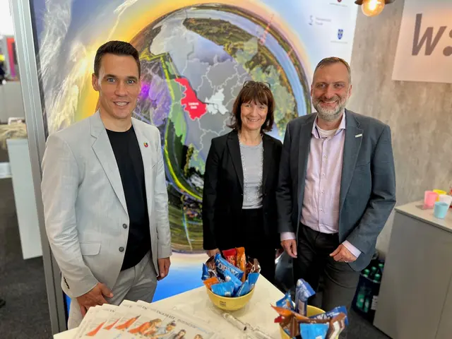 Gemeinsam für den Wirtschaftsstandort Landkreis Stade (v. li.): Matthias Reichert (Landkreis Stade), Kerstin Maack (Buxtehude) und Matthias Bunzel (Stade) auf der Real Estate Arena in Hannover | Foto: Daniel Beneke