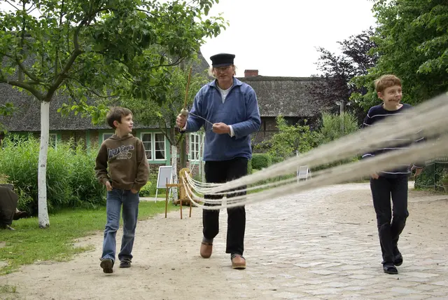 Kinder sind beim Sommerspaß 7.7.-9.8. altem Handwerk auf der Spur wie etwa beim Seildrehen.  | Foto: FLMK