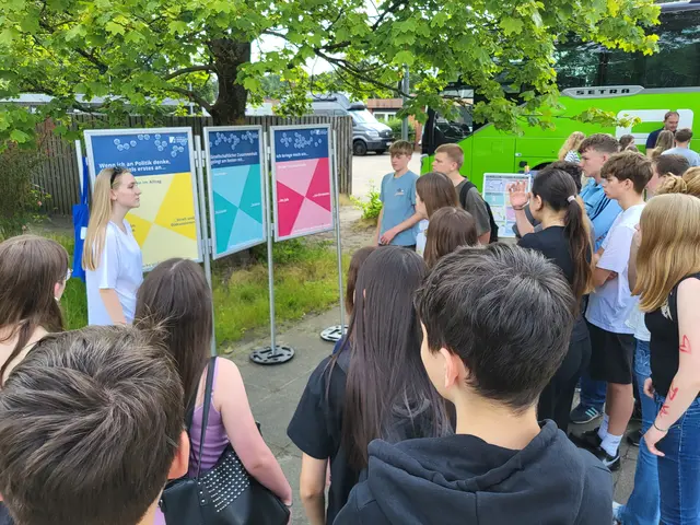 Auf dem Schulhof der IGS Winsen-Roydorf fand im Rahmen des Besuches des Demokratiebusses ein Austausch über politische Mitgestaltung statt | Foto: Justin Pfeifer