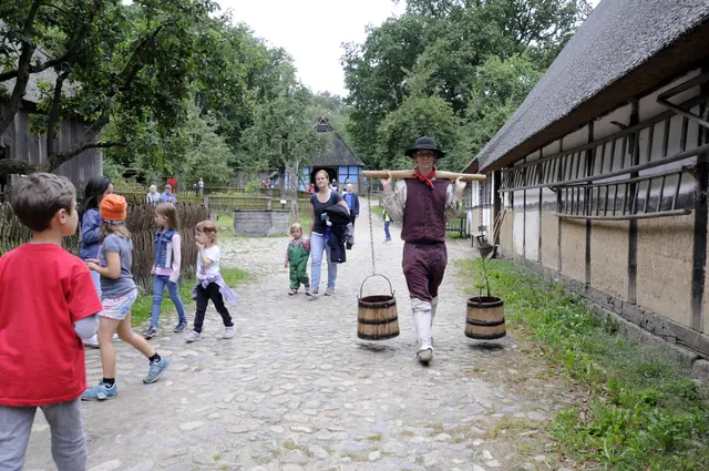 Wie haben unsere Vorfahren gelebt? Während des Sommerspaß' vom 21. bis 27. Juli stellt die Gelebte Geschichte am Kiekeberg das Leben im Jahr 1804 anschaulich dar. | Foto: FLMK