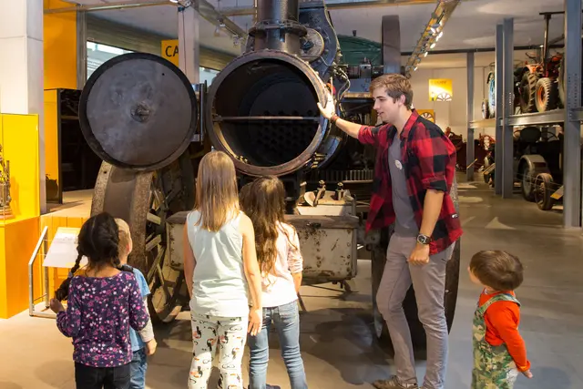 Sommerspaß bei jedem Wetter: In der Ausstellungswelt Agrarium gibt es auf 3300qm viele historische Traktoren zu entdecken. | Foto: FLMK