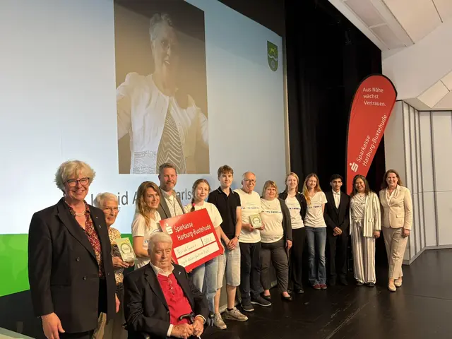 Bürgermeisterin Emily Weede (li.) ehrte verdiente Seevetaler | Foto: Gemeinde Seevetal/ Christine Winkel