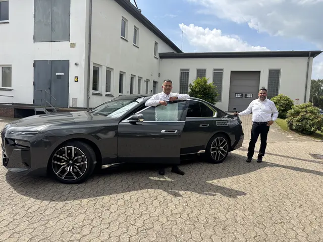 Noman Ahmad Khawaja (v.li.) und sein Bruder Farhan Ahmad Khawaja mit dem BMW i7 | Foto: sts