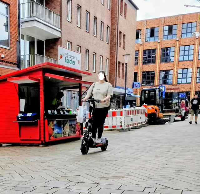 Im Minutentakt E-Scooter durch die Fussgängerzone. | Foto: Rüdiger Störtebecker