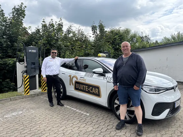 Farhan Ahmad Khawaja mit Fahrer Alex, der hauptsächlich die Krankentransporte fährt | Foto: sts