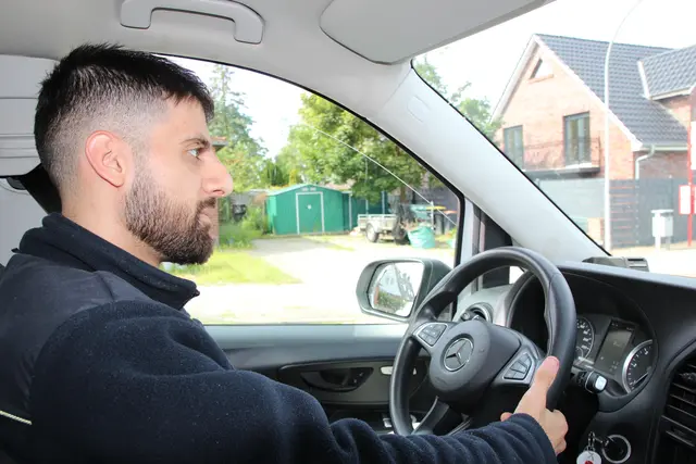 2.	„Ich kenne in der Samtgemeinde Salzhausen mittlerweile jede Ecke, jede Straße. Ein Navi brauche ich schon lange nicht mehr“, schmunzelt Özgür Alak, der schnell ins Erzählen kommt und berichtet, was hvv hop Elbe-Heide ausmacht.  | Foto: Landkreis Harburg