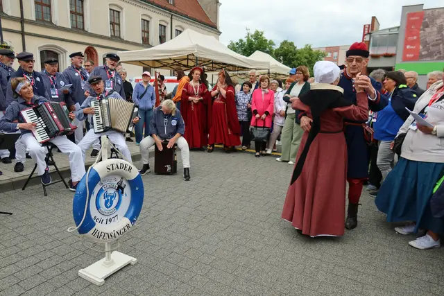 Zum polnischen Volkslied, das die Stader Hafensänger vortragen, wird sogar getanzt | Foto: Stader Hafensänger