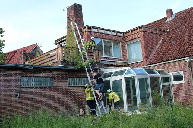 Die Menschenrettung durch die Feuerwehr erfolgte über die Steckleiter vom Balkon des Hauses | Foto: Burkhard Giese