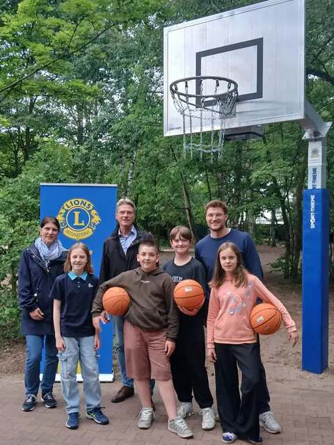 Freude über die neue Basketball-Korbanlage: (hi. v. li.) Schulkonrektorin Birgitt Carstens, Dietmar Kruse vom Lions Club Winsen und Sportlehrer Matti Grahle mit (vorne, v. li.) den Schülern Lotte, Natan, Julius und Pauline | Foto: LC Winsen