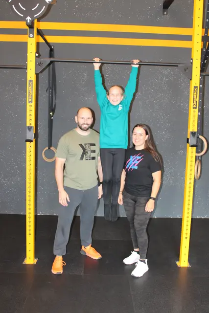 Fitness ist Familiensache: Miya mit ihren Eltern Dennis und Maisy in deren Studio "Kraftraum Elbmarsch" | Foto: ce