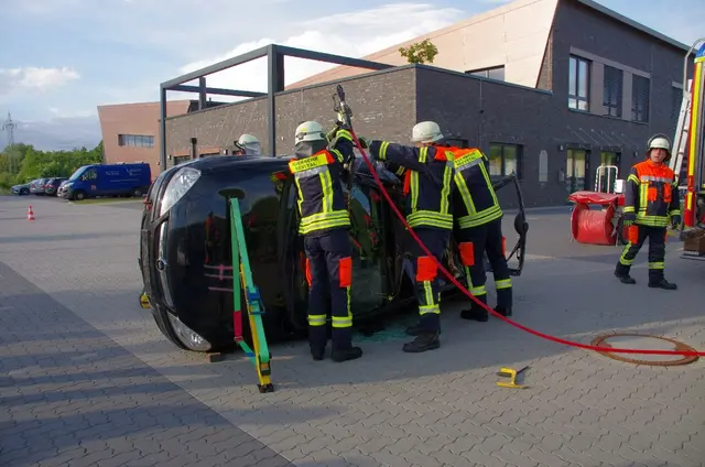 Mit hydraulischem Rettungsgerät übten die Feuerwehrleute verschiedene Szenarien der Menschenrettung | Foto: A. Feldtmann