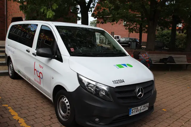 3.	Das eigene Auto kann künftig sehr viel häufiger stehen bleiben, denn seit dem Start des hvv hop Elbe-Heide im Februar als Bedarfsverkehr ergänzend zu den regulären Buslinien kommt der öffentliche Personennahverkehr fast bis an die eigene Haustür. Die über 14.000 Salzhäuserinnen und Salzhäuser können sich über eine flexible, komfortable, günstige und klimaschonende Mobilitätsalternative freuen.  | Foto: Landkreis Harburg