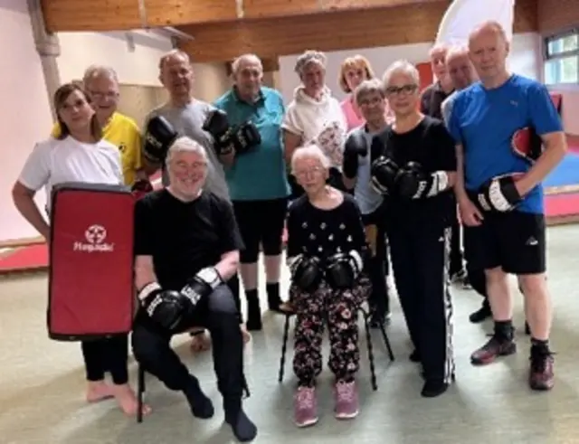 Parkinson-Nurse Beate Schönwald (li.) leitete die Parkinson-Kickboxgruppe des TSV Eintracht Hittfeld an | Foto: TSV Eintracht HIttfeld/K. Horner
