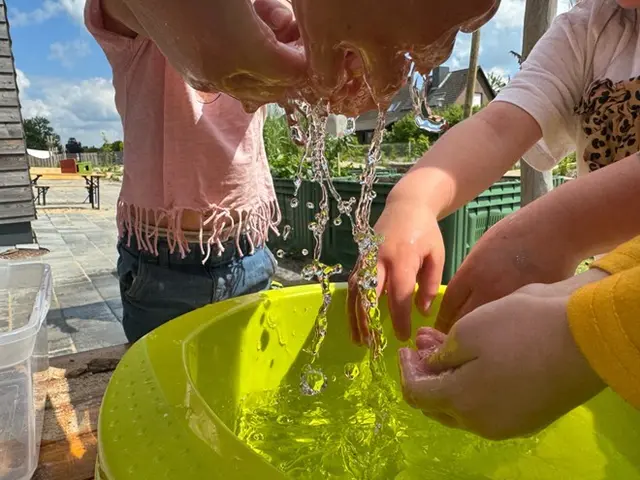 Kita-Kinder experimentieren mit Wasser | Foto: Pierre Moller