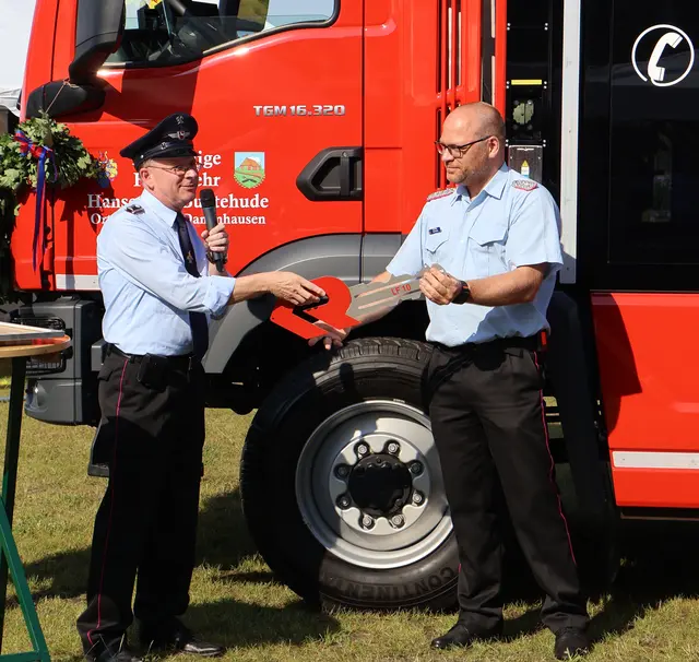 Der stellvertretende Bürgermeister Christian Krüger (v.li.) und Kreisbrandmeister Henning
Klensang bei der symbolischen Schlüsselübergabe für das neue LF 10 der Ortsfeuerwehr Dammhausen | Foto: T. Esch
