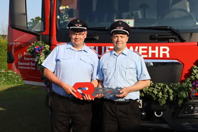 Stadtbrandmeister Nils Krugmeier (v.li.) und Ortsbrandmeister Dennis Rathjen präsentieren vor
dem neuen LF 10 den symbolischen Fahrzeugschlüssel zur offiziellen Indienststellung des neuen
Löschgruppenfahrzeuges der Ortsfeuerwehr Dammhausen

 | Foto: T. Esch