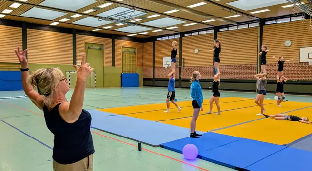 Trainerin Johanna Zuber achtet beim Training auf alle Feinheiten und gibt genaue  Anweisungen | Foto: jd