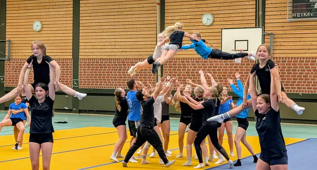 Die "Young Diamonds" trainierten in der Turnhalle der landkreiseigenen Fröbelschule für ihren großen Auftritt. Es ist ihnen zu wünschen, dass sich das harte Training auszahlt | Foto: jd