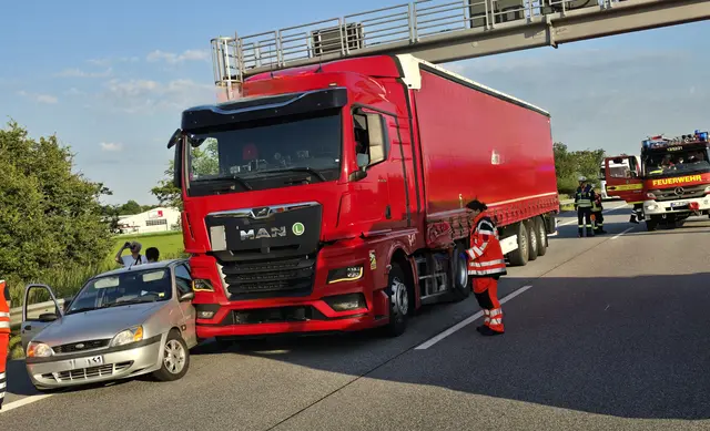 Die beiden Fahrzeuge - Lkw und Pkw - kollidierten | Foto: Freiwillige Feuerwehr Seevetal-Maschen