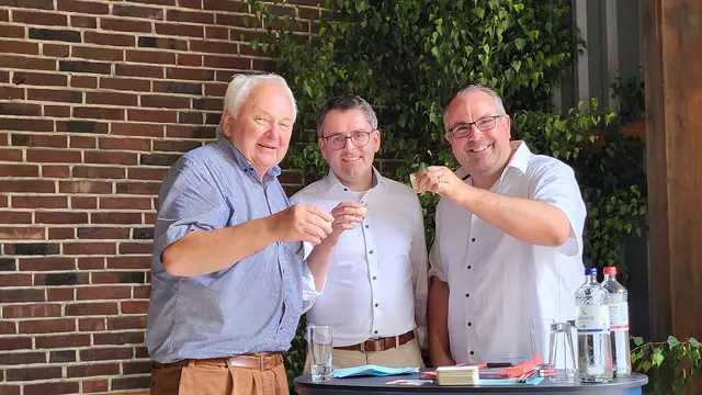 Mit einem Schluck Eierlikör wurde in Tostedt zünftig der Wahlkampf eingeläutet: Heiner Schönecke (CDU, v. li.), Rolf Aldag (CDU) und Jan Bauer (CDU, MdL) | Foto: sh