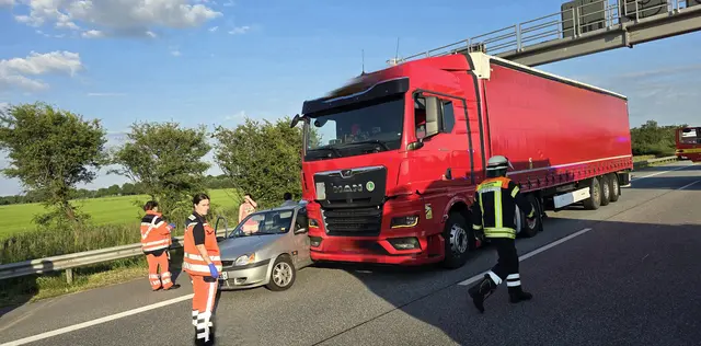 Dieser Verkehrsunfall zwischen einem LKW und einem PKW löste am Samstagabend einen Feuerwehr- und Rettungsdiensteinsatz aus | Foto: Freiwillige Feuerwehr Seevetal-Maschen