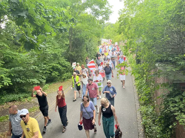 Nach den Redebeiträgen setzte sich der Demonstrationszug durch Meckelfeld in Bewegung | Foto: sra