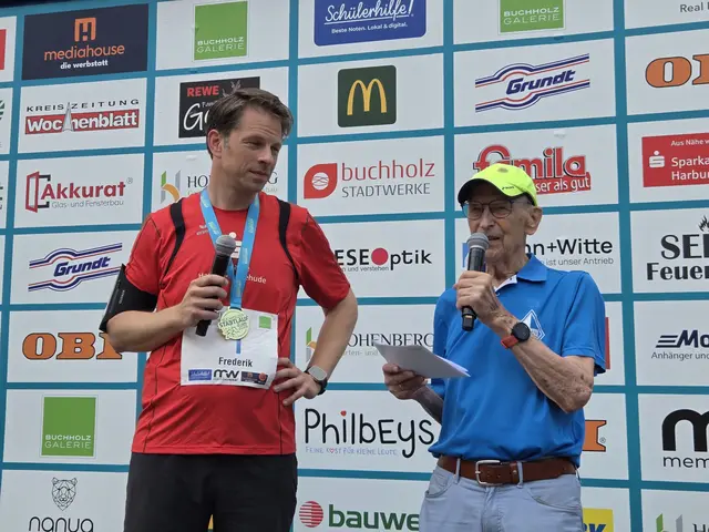 Frederik Schröder (li., Vorstandsmitglied der Sparkasse Harburg-Buxtehude) nahm erneut am Stadtlauf teil. Stadtlauf-Organisator Arno Reglitzky führte das Interview | Foto: André Welle