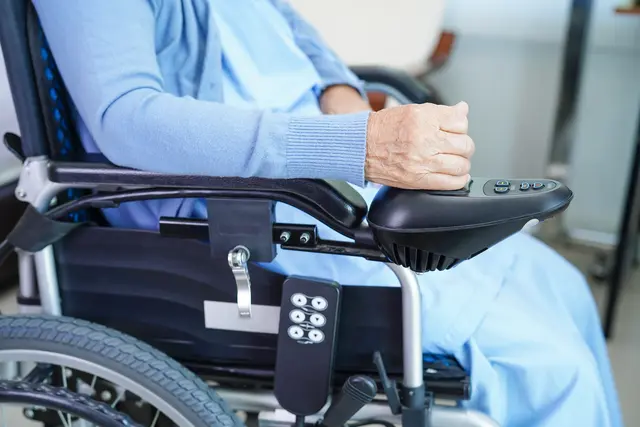 Der Mann fuhr mit seinem Mobilitätsscooter, einem elektrisch betriebenen Krankenfahrstuhl | Foto: manassanant/ Adobe Stock
