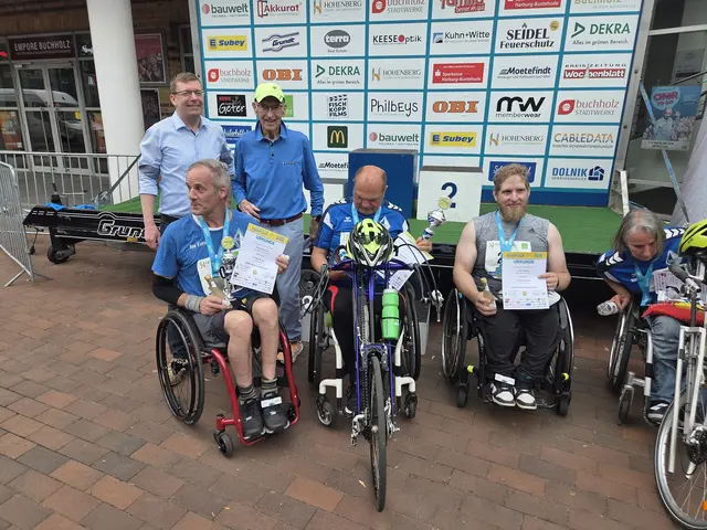 Die Rollstuhlgruppe von Blau-Weiss Buchholz mit Dirk Hirsch (li.,  1. Stadtrat von Buchholz) und Arno Reglitzky Stadtlauf-Organisator von Blau-Weiss Buchholz) | Foto: André Welle