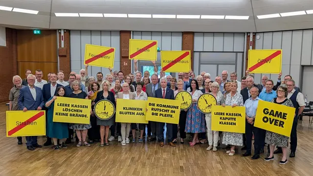 Mit einer Foto-Aktion am Rande der Kreistagssitzung untermauertern die Kreistagsmitglieder die einstimmig beschlossene Resolution | Foto: Jan Filter