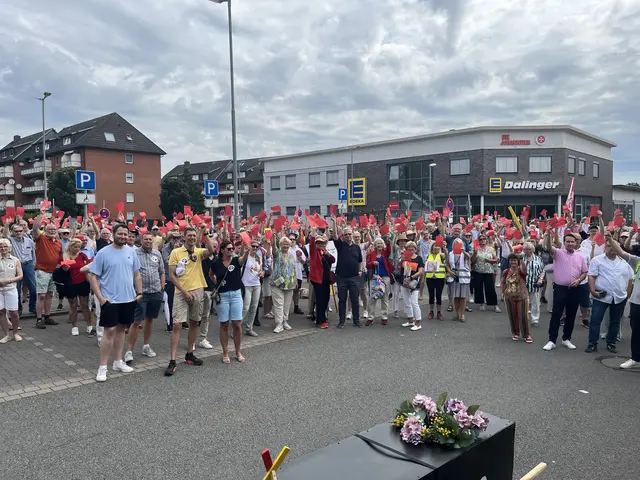 Rund 500 Menschen haben am Sonntag in Meckelfeld gegen die geplante Neubautrasse demonstriert. Dabei zeigten zahlreiche Teilnehmer das Symbol der Protestbewegung: die rote Karte für die Bahn | Foto: sra