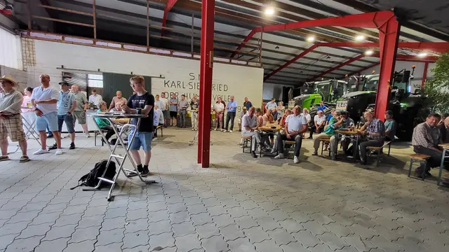 Viele interessierte Bürger kamen in die Scheune auf den Hof von Karl-Siegfried Jobmann, in der der Tostedter Wahlkampf um den Posten des Samtgemeinde-Bürgermeisters eröffnet wurde | Foto: sh