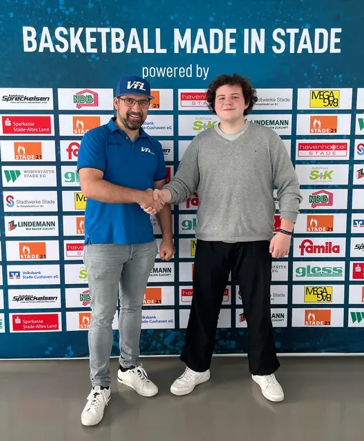  Manager Thomas Bolz (v.li.) und Adrià Martín: Der 25-Jährige war bisher Assistenztrainer und wird nun neuer Head Coach der Regionalliga-Mannschaft  | Foto: Verein VfL Stade