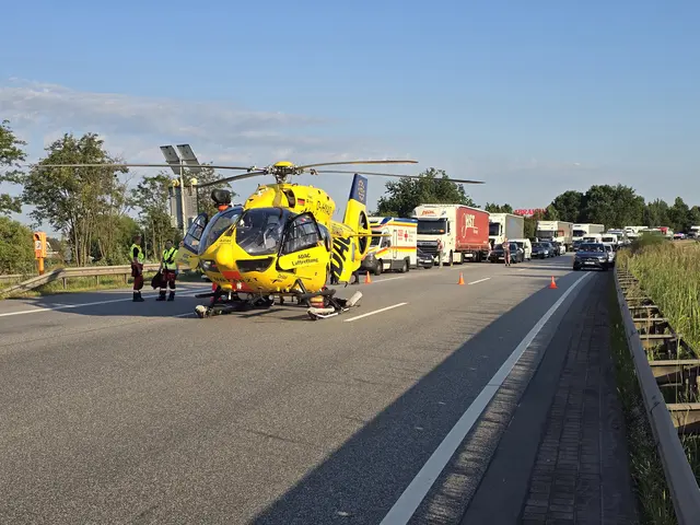 Gut 100 Meter hinter der Unfallstelle kam es zu einem Notfall, hierfür musste der Rettungshubschrauber auf der Autobahn landen | Foto: Feurwehr
