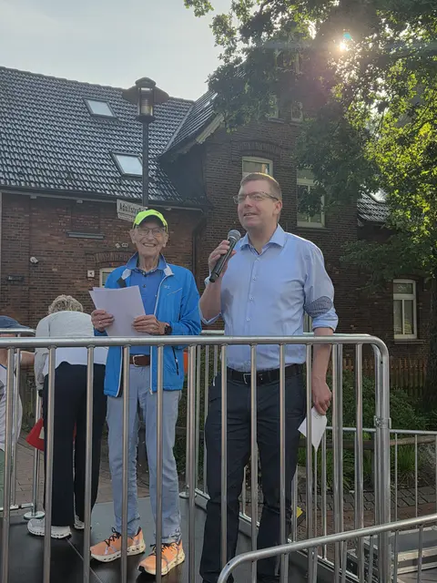 Dirk Hirsch (re.), erster Stadtrat von Buchholz, hielt die Eröffnungsrede. Organisator Arno Reglitzky von Blau-Weiss Buchholz freute sich über die hohe Beteiligung | Foto: André Welle)