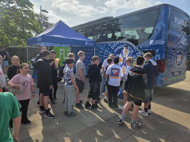 Groß war das Interesse der Schüler am Demokratiebus der Konrad-Adenauer-Stiftung | Foto: Justin Pfeifer