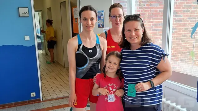 Die ehrenamtlichen Ausbilderinnen und Ausbilder der DLRG Maschen begleiteten die Kinder auf dem Weg zum Schwimmabzeichen | Foto: DLRG Ortsgruppe Maschen e.V.