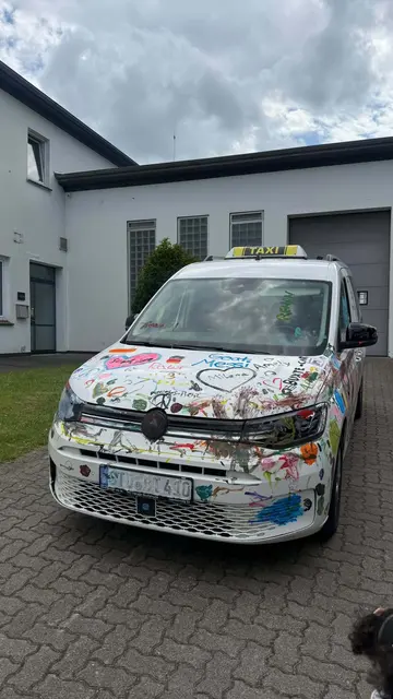 Für die Jubiläumsfeier durften Kinder und Jugendliche ein Auto farblich gestalten | Foto: Farhan Ahmad Khawaja