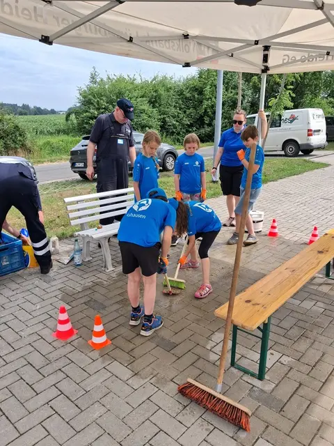 Die Gruppe der Kinderfeuerwehr Ashausen bei der Beseitigung einer Ölspur | Foto: Feuerwehr