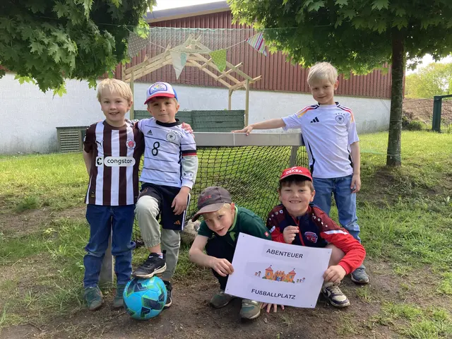 Stolz präsentieren einige Kinder aus der Kita Abenteuerburg ihren Bolzplatz, der rechtzeitig zum Anpfiff der Fußball-WM eingeweiht wurde | Foto: Kita Abenteuerburg